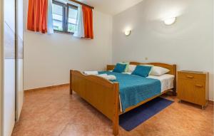 Кровать или кровати в номере 2 Bedroom Stunning Apartment In Rovinj