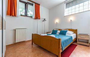 Кровать или кровати в номере 2 Bedroom Stunning Apartment In Rovinj