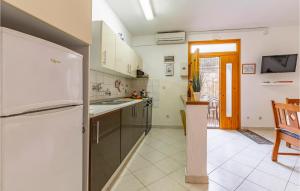 Кухня или мини-кухня в 2 Bedroom Stunning Apartment In Rovinj

