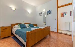 Кровать или кровати в номере 2 Bedroom Stunning Apartment In Rovinj