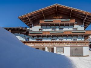 budynek na szczycie śnieżnego wzgórza w obiekcie Chalet in Alps near Ski Slopes w mieście Mittersill