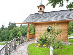 Ogród w obiekcie Chalet in Alps near Ski Slopes