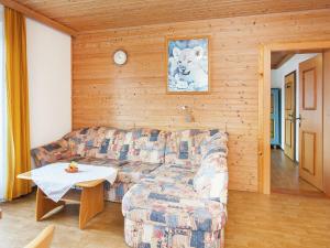 salon z kanapą i stołem w obiekcie Chalet in Alps near Ski Slopes w mieście Mittersill