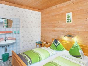 małą sypialnię z łóżkiem i umywalką w obiekcie Chalet in Alps near Ski Slopes w mieście Mittersill +33 zdjęcia