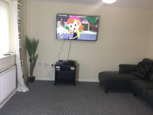 Televiisor ja/või meelelahutuskeskus majutusasutuses Nice Residential Within Easy Reach Of Town +23 fotot