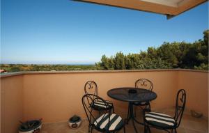 um pátio com mesa e cadeiras em uma varanda em 5 Bedroom Stunning Home In Liznjan em Ližnjan mais 45 fotografias