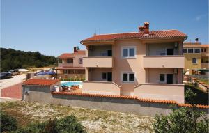 uma casa grande com uma piscina na frente em 5 Bedroom Stunning Home In Liznjan em Ližnjan