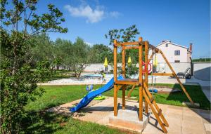 un parque infantil con tobogán y columpio en 4 Bedroom Lovely Home In Pula, en Pula