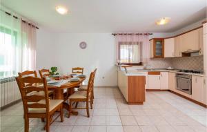 cocina y comedor con mesa y sillas en 4 Bedroom Lovely Home In Pula, en Pula