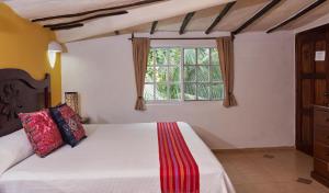 1 dormitorio con 1 cama grande y ventana en Maison Tulum, en Tulum