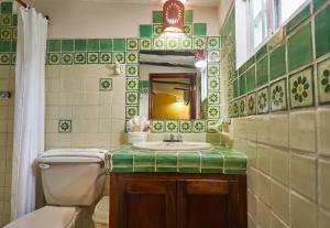 y baño con lavabo, aseo y espejo. en Maison Tulum, en Tulum