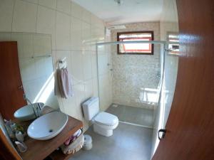 a bathroom with a toilet and a sink and a shower at Excelente Casa na Praia da Gamboa a 200 metros da Praia! in Garopaba +29 photos