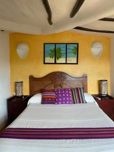 1 dormitorio con 1 cama grande y 2 lámparas en Maison Tulum, en Tulum