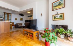 Televízia a/alebo spoločenská miestnosť v ubytovaní Holiday Home Podstrana 5