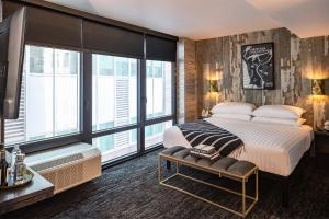 Postel nebo postele na pokoji v ubytování The FIDI Hotel