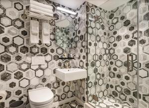 uma casa de banho com um WC e um lavatório em The FIDI Hotel em Nova Iorque