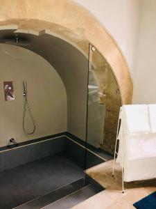 シラクーサにあるLe Stanze di Carloのバスルーム(ガラスドア付きのシャワー付)