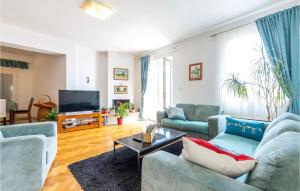 Televízia a/alebo spoločenská miestnosť v ubytovaní Holiday Home Podstrana 5