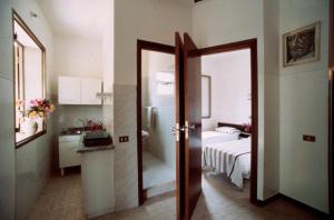 博爾吉亞的住宿－Camping Calabrisella，一间设有门的房间,通往一间带一张床的卧室