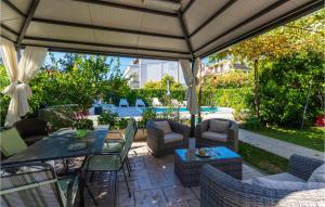 Vonkajšia záhrada v ubytovaní Apartment Kastel Stari 19