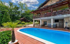 A piscina localizada em Nice Home In Petrinja With House A Panoramic View ou nos arredores