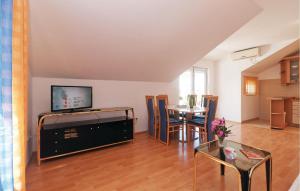 a living room with a dining table and a television at Awesome Apartment In Krusevo With 2 Bedrooms And Wifi in Kruševo