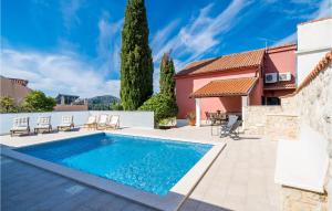 Villa con piscina y casa en Nice Home In Mlini-brasina With Kitchen, en Mlini