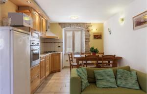 een woonkamer met een bank en een keuken bij Amazing Apartment In Fazana With 2 Bedrooms And Wifi in Fažana