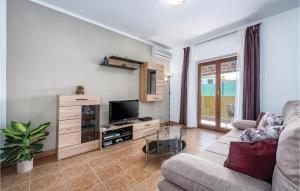 sala de estar con sofá y TV en Nice Home In Skitaca With Wifi, en Šajini