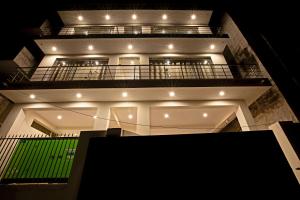 budynek z balkonem z oświetleniem w obiekcie Thiru Pavilion Retreat w mieście Mahabalipuram