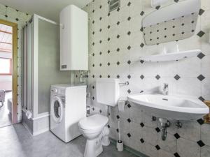 Fotografie z fotogalerie ubytování Holiday home with balcony v destinaci Bruck an der Großglocknerstraße