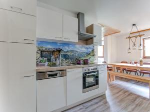 Fotografie z fotogalerie ubytování Holiday home with balcony v destinaci Bruck an der Großglocknerstraße