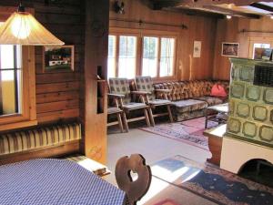 - un salon avec un canapé et des chaises dans l'établissement Holiday home in Sibratsgf ll in the Bregenzerwald, à Sibratsgfäll