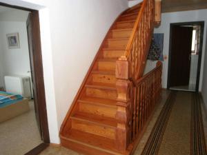 Una escalera en una casa con escalones de madera en Holiday home in Deutsch Griffen near Woerthersee en Deutschgriffen