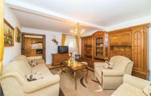 - un salon avec deux canapés et une table dans l'établissement Stunning Apartment In Kastel Kambelovac With Wifi, à Kaštela