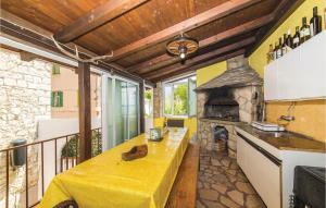 - une cuisine avec une table et une cheminée dans l'établissement Stunning Apartment In Kastel Kambelovac With Wifi, à Kaštela