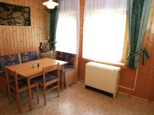 DeutschgriffenにあるHoliday home in Deutsch Griffen near Woertherseeのダイニングルーム(テーブル、冷蔵庫付)