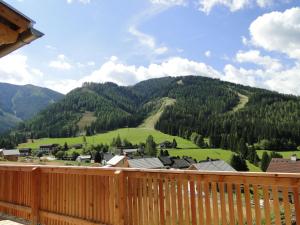 ホーエンタウアーンにあるChalet in Hohentauern near ski area with saunaの山の景色を望むウッドデッキ