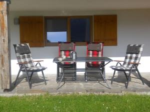 czarny stół i 4 krzesła na patio w obiekcie Chalet in Kufstein near Ski School w mieście Niederndorferberg