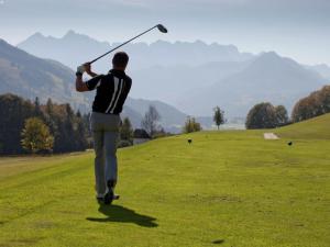 Zaplecze golfowe tego domu w stylu alpejskim lub w pobliżu