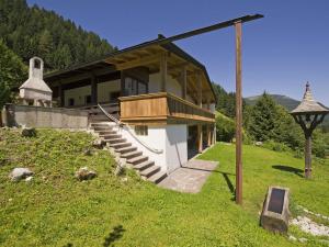 dom na wzgórzu ze schodami i słupem w obiekcie Chalet in Kufstein near Ski School w mieście Niederndorferberg +32 zdjęcia