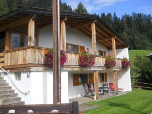 dom z balkonem z kwiatami w obiekcie Chalet in Kufstein near Ski School w mieście Niederndorferberg