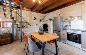 eine Küche mit einem Holztisch und Stühlen in der Unterkunft Amazing Home In Smokvica With 2 Bedrooms, Wifi And Outdoor Swimming Pool in Smokvica