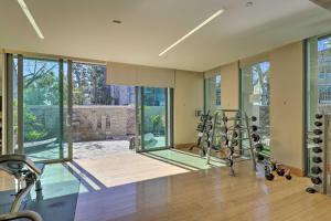 Modern Irvine Condo with Pool - 7 Mi to Beach!的健身中心和/或健身设施