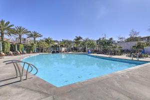 Modern Irvine Condo with Pool - 7 Mi to Beach!内部或周边的泳池