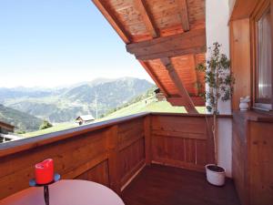 KaunerbergにあるExquisite Apartment in Kaunerberg Tyrol in the Mountainsの山の景色を望むバルコニー