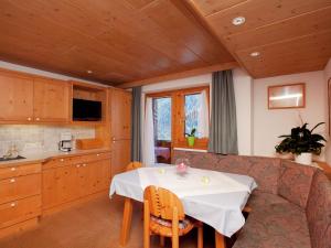 KaunerbergにあるExquisite Apartment in Kaunerberg Tyrol in the Mountainsのキッチン、ダイニングルーム(テーブル、椅子付)