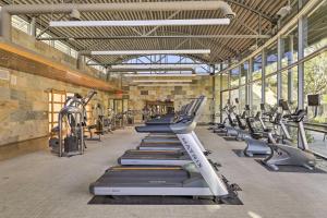 Modern Irvine Condo with Pool - 7 Mi to Beach!的健身中心和/或健身设施