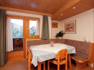 KaunerbergにあるExquisite Apartment in Kaunerberg Tyrol in the Mountainsのダイニングルーム(テーブル、ソファ付)