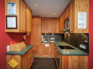 ザンクト・アントン・アム・アールベルクにあるCountry house in Sankt Anton am Arlberg with saunaのキッチン(木製キャビネット、カウンタートップ付)
